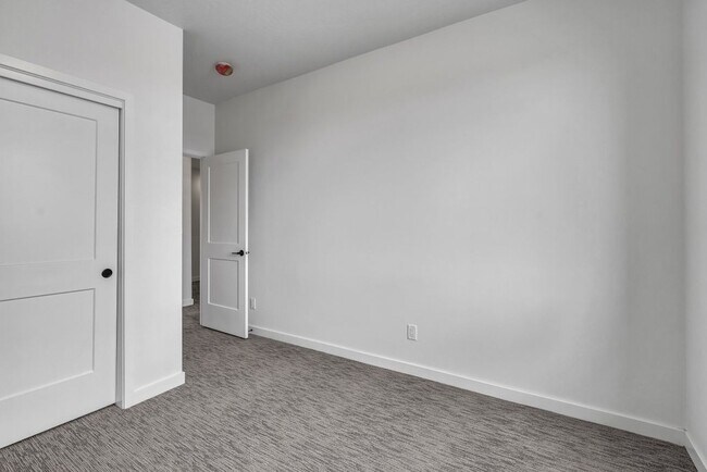 Building Photo - 5114 E Hope Ave