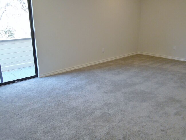 Building Photo - Wonderfully Remodeled Duplex Near River Crest Country Club!