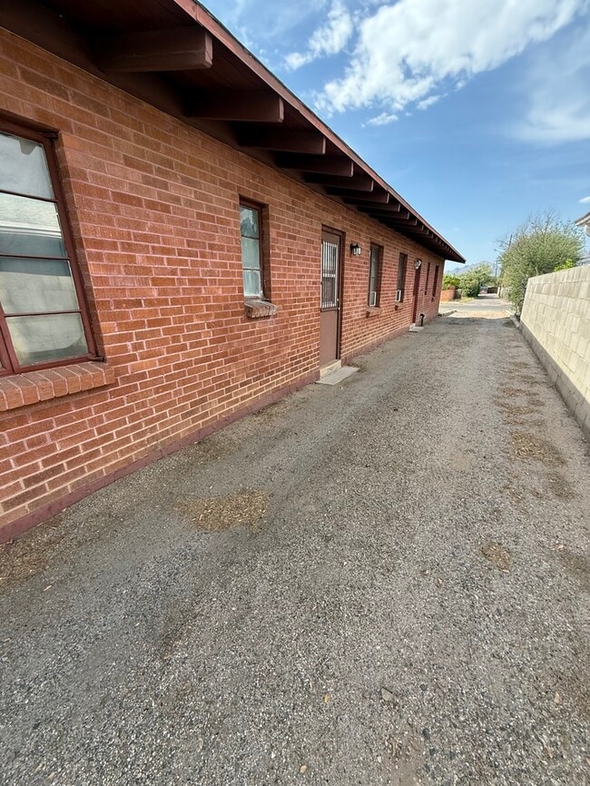 Building Photo - 2536 E Linden St