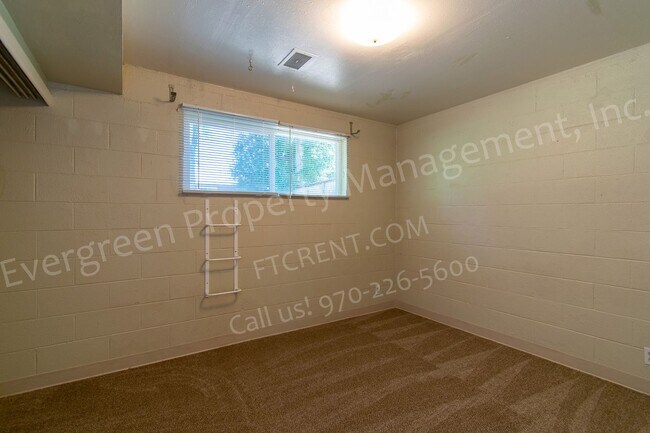 Building Photo - 1916 Larkspur Dr