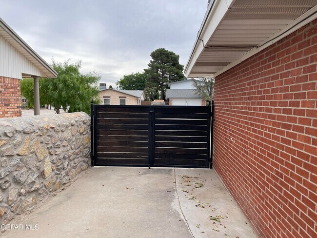 Building Photo - 9220 Lait Dr