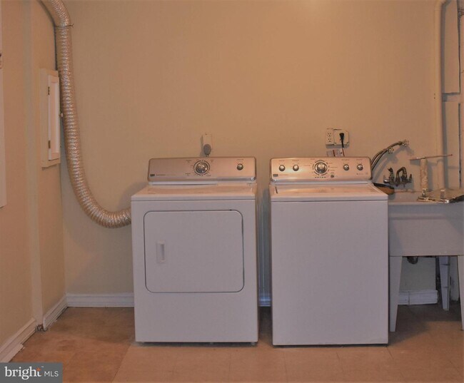Building Photo - 16 Blue Ribbon Ct