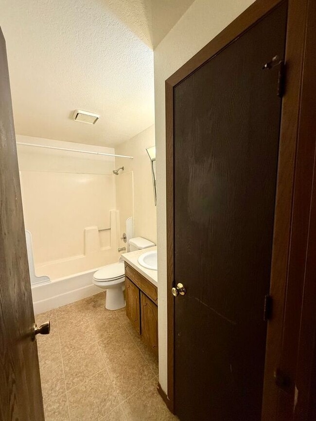 Building Photo - TWO WEEKS FREE RENT - Water/Sewer/Trash Included - Large Two Bedroom One Bath In North Loveland! ...