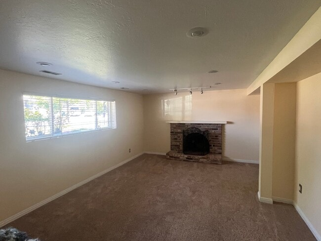 Building Photo - 2648 E Manor Dr