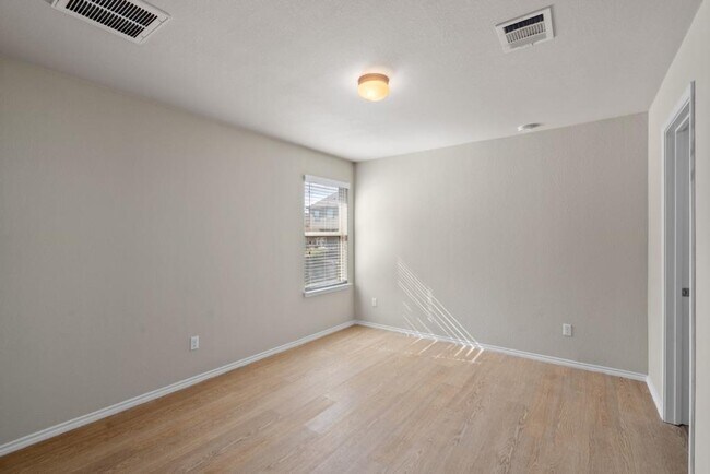 Building Photo - 119 Buescher Cove