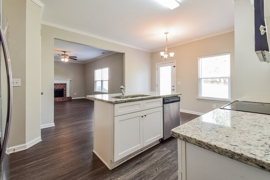 Building Photo - 643 Fieldcrest Dr