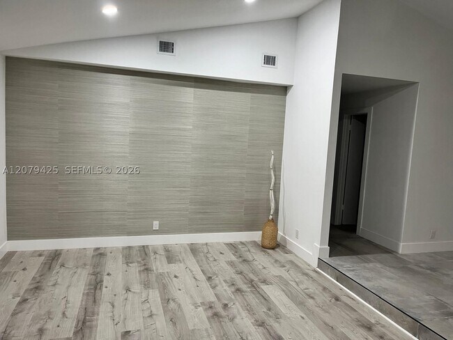 Building Photo - 3352 Lakeview Dr