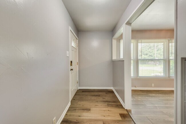 Building Photo - 1014 W Belden St