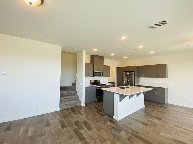 Building Photo - $2,395 Alluvial & Fowler, 3 Bedroom Home -...