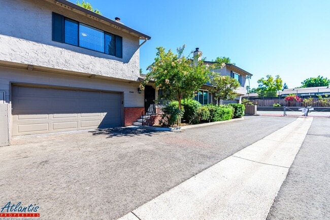 Building Photo - Beautiful Townhouse | Remodeled | Private ...