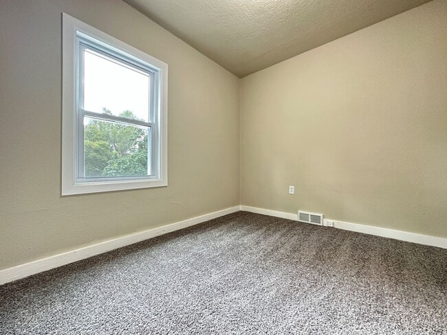 Building Photo - 2 Bedroom with 3 Stall Attached Garage