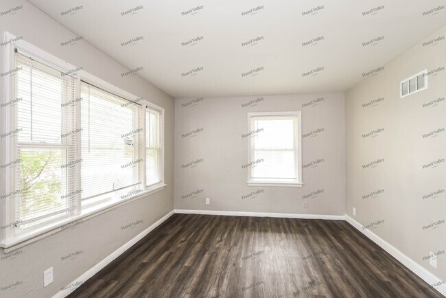 Building Photo - 9818 Iveland Dr