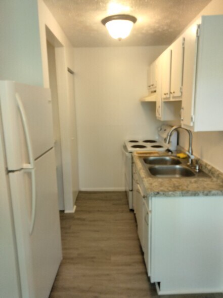 Building Photo - 350 Vista Dr