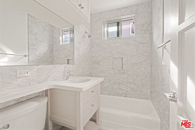 Building Photo - 1/2 Ocean Park Blvd