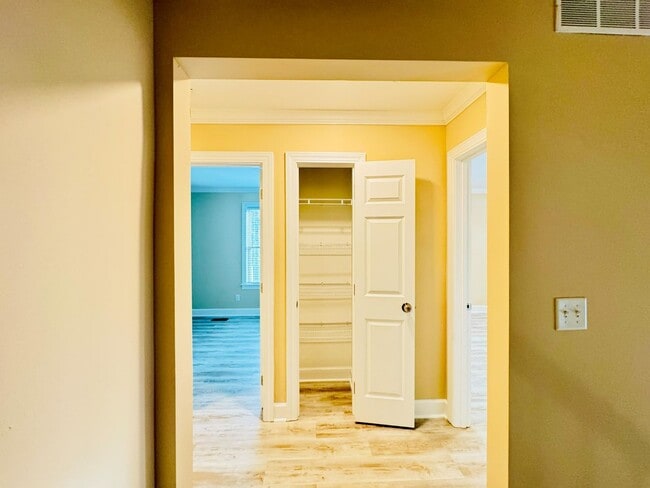 Building Photo - Luxury country rental 4x3 gated off black top!