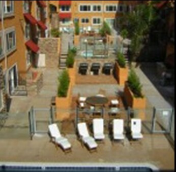 Building Photo - 840 Turquoise St