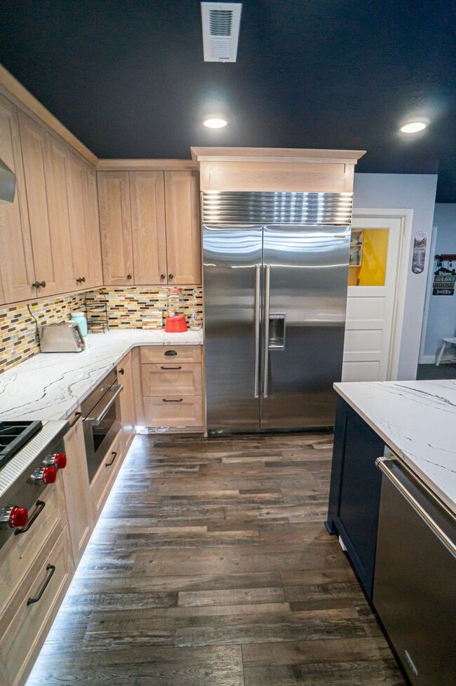 Building Photo - FULLY FURNISHED LAKE HOME