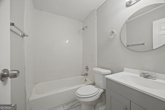 Building Photo - 2830 Village Green Dr