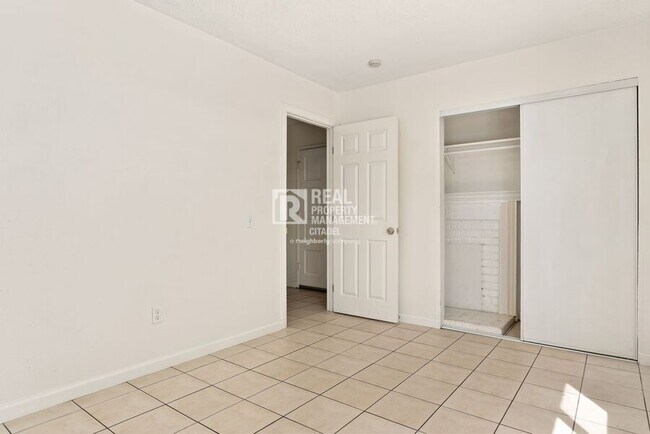 Building Photo - 3009 Canyon Crest Dr