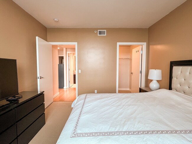 Building Photo - Beautiful 1 Bed 1 Bath Waterfront Condo w/...