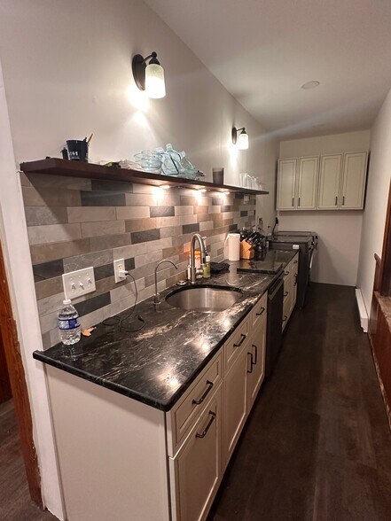 Building Photo - 25 Dustin St