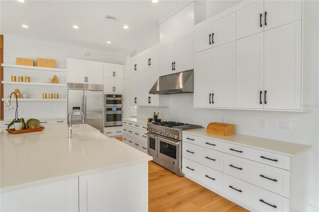 Building Photo - 15023 Pendio Dr