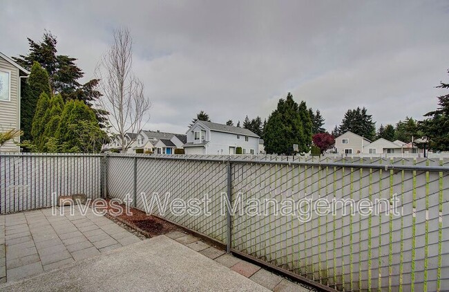 Building Photo - 3020 NE 116th Ave