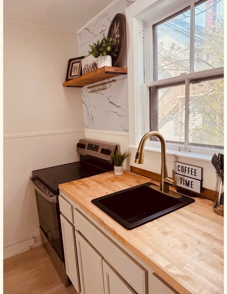 Building Photo - 163 Broadway