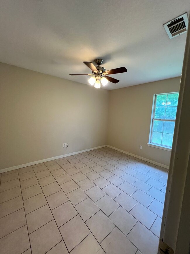 Building Photo - Lacy Lakeview