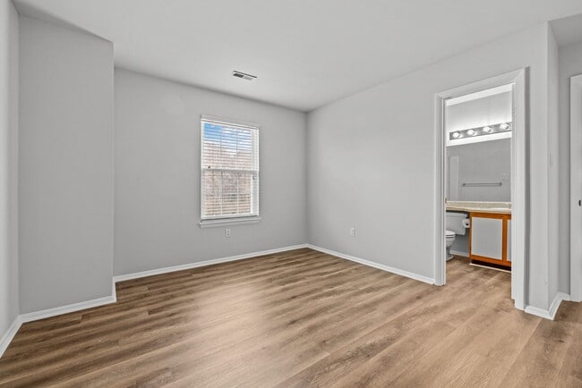Building Photo - Beautiful condo in Great Neck Landing