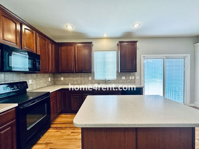Building Photo - Wood Floors, Open Layout, Plenty of Natura...