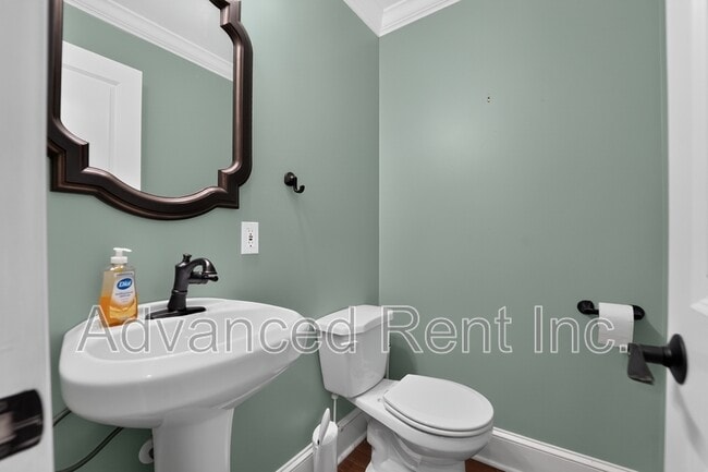 Building Photo - 528 S Curley St