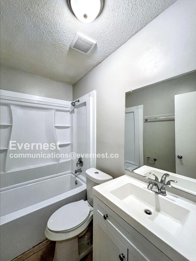 Building Photo - 922 Woodburne Pl