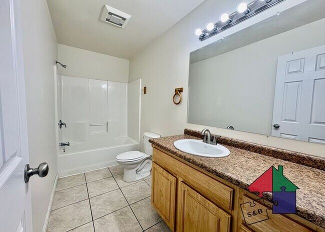 Building Photo - Spacious Milton 3 Bedroom - Pet Friendly!