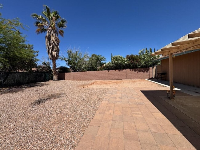 Building Photo - 1205 E Cottonwood Dr