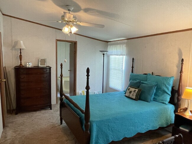 Building Photo - Furnished 3 bedroom 2 full bathroom Manufa...