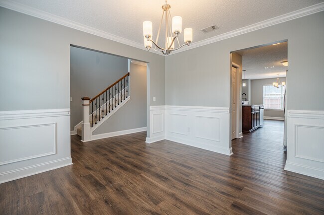 Building Photo - 717 Highgrove Ct