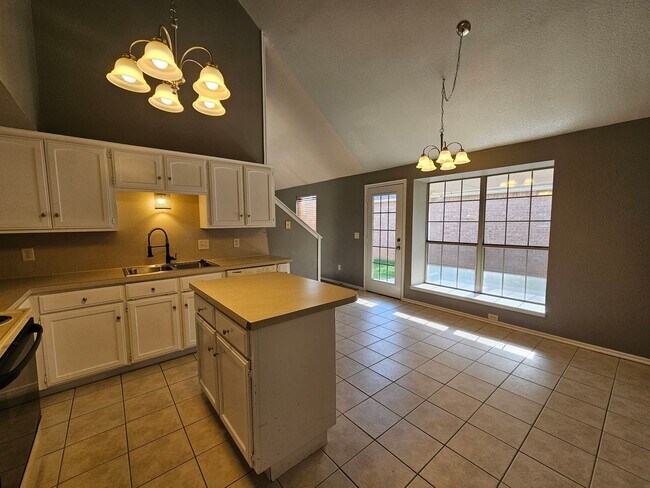 Building Photo - (4) Bed/(3) Bath in Moore with Storm Shelter! Avail NOW!!