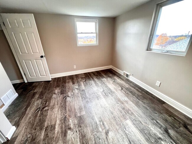Building Photo - Aliquippa - Stunning 3 Bedroom 1 Bathroom Home