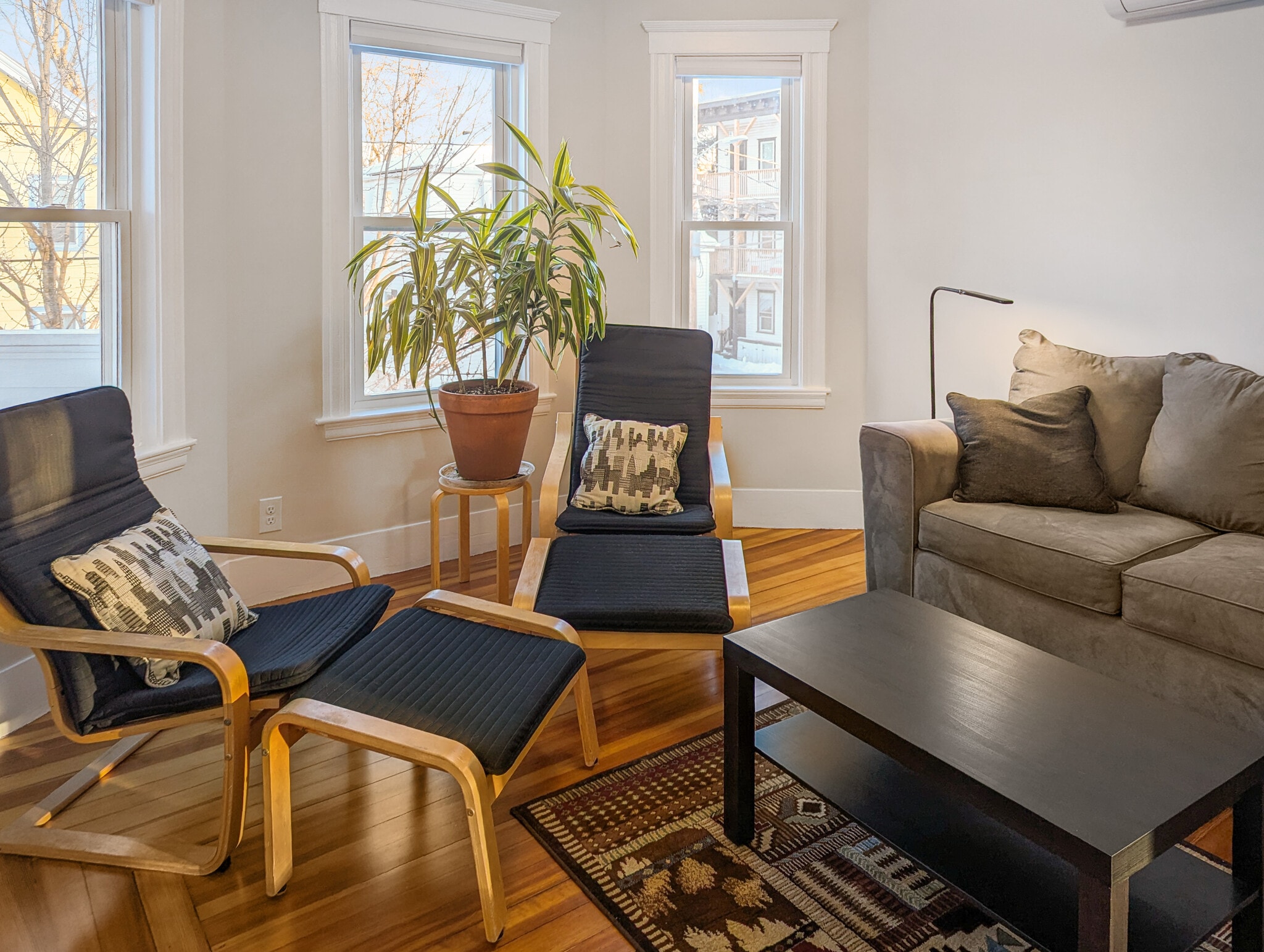 Living room with bay windows - 22 Reed St