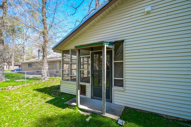 Building Photo - 123 Cypress Ln