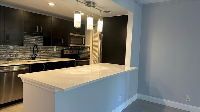 Building Photo - 200 Lakeview Dr