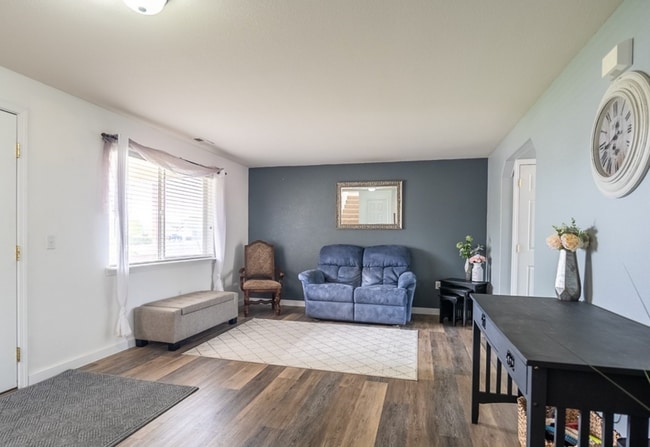 Building Photo - Large 4 Bedroom 2.5 Bathroom Pet Friendly ...
