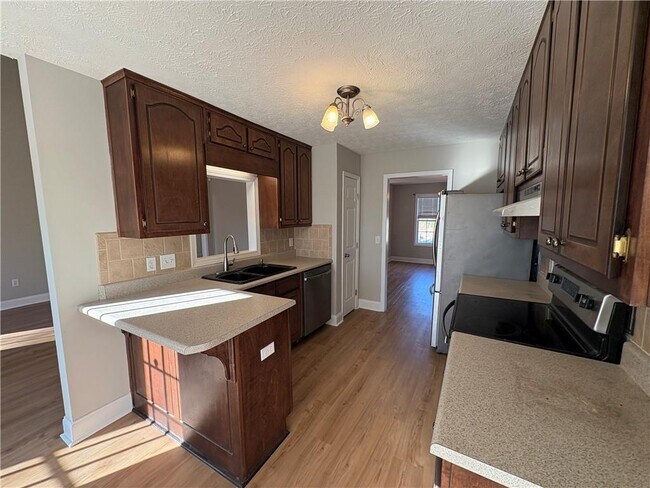 Building Photo - 933 Kendall Park Dr