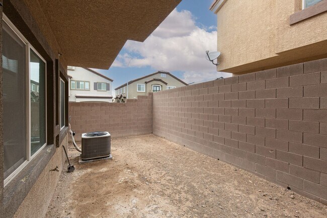 Building Photo - Newer three bedroom unit in gated communit...