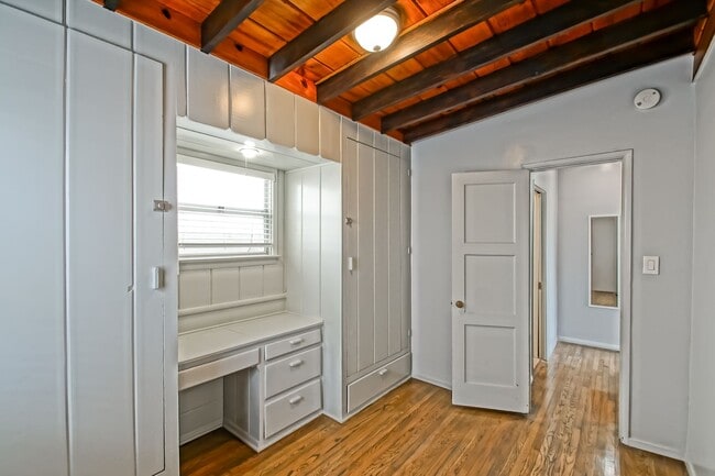 Building Photo - 1 HOUSE FROM BEACH! CHARMING, DETACHED UNIT W/ OCEAN VIEWS & 1-CAR GARAGE IN WALKSTREET TRIPLEX!