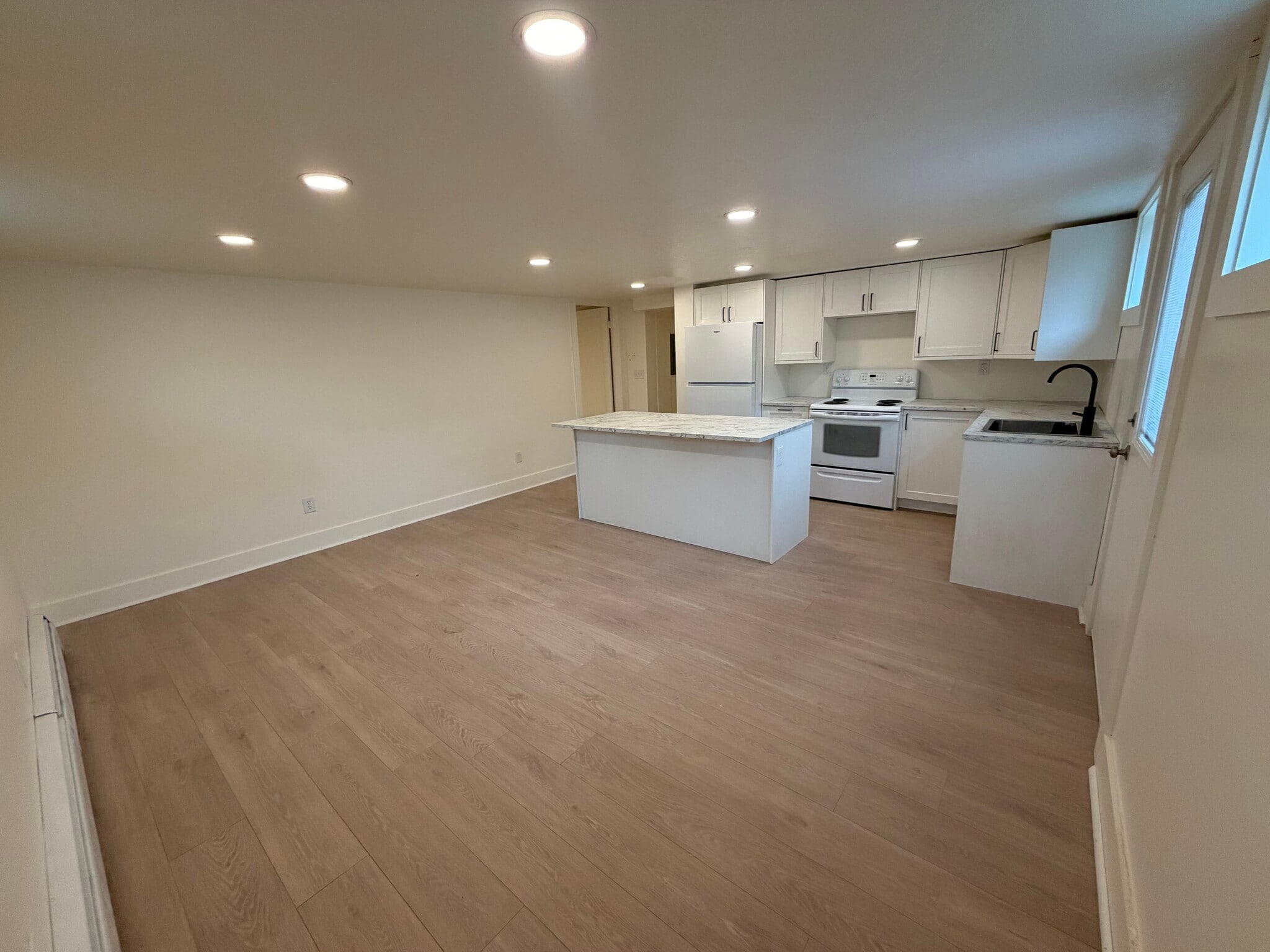 Building Photo - 264 E 4800 S