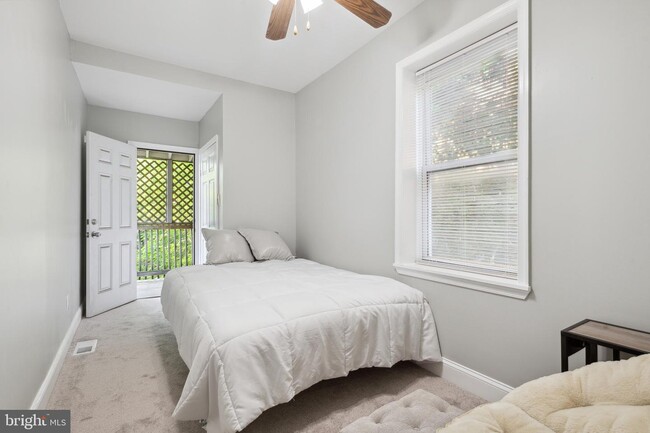 Bright and Cozy bedroom - 1927 Hollins St