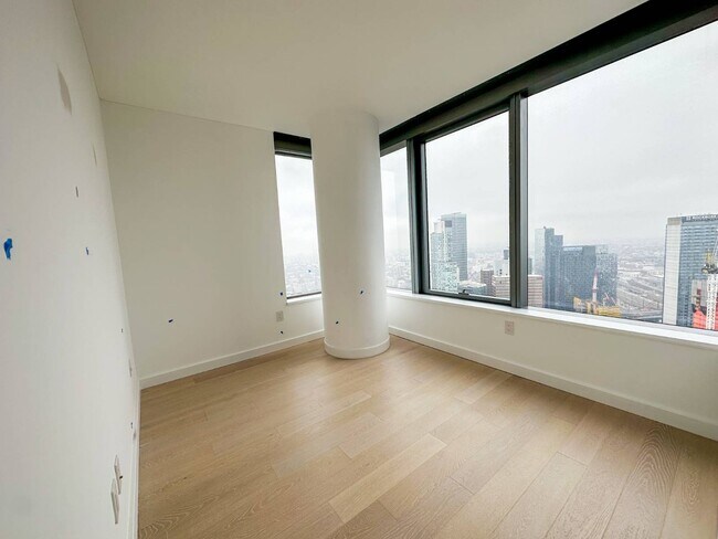 Building Photo - 3 Ct Square W