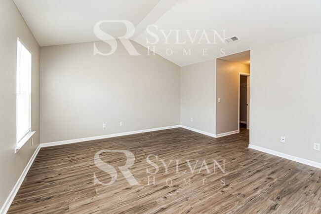 Building Photo - Spacious 4 bedroom colonial available now!